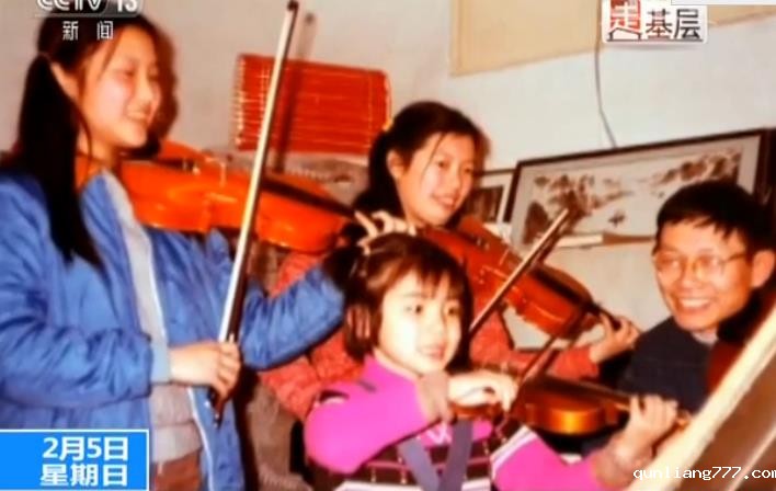 赵教授和妻子在和平家园社区住了几十年，他们有两个优秀的女儿，在音乐上很有成就。这个家庭曾经充满了朝气。后来，两个女儿相继出国留学、在国外定居生活。赵教授在退休后还忙于中央音乐学院的工作，他没有料到在家里孤单寂寞的妻子会渐渐患上了老年痴呆症。
