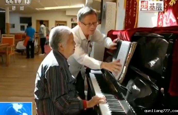 赵教授说妻子现在在养老院，感觉这里就成了家，每天他给妻子准备好干果和零食，就准点来陪伴她。为了减缓妻子的症状，赵老师每天陪妻子做的最重要的事情就是弹钢琴，妻子曾经是中央乐团的钢琴演奏家，但是由于患病，许多钢琴曲都渐渐忘记了。