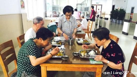即便在嘉兴住了7年，85岁的程陆飞（化名）有时还必须回上海——求医问药。